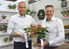 De heren van Houwenplant Marco van der Goes en Ruud Schepen met de Micra 6 en 12 cm. Deze twee prijswinnaars hebben de Golden Award binnen gesleept op de Floriade en zijn exclusief te verkrijgen bij Houwenplant.